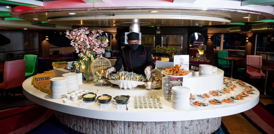 Bangkok: Wonderful Pearl Dinner Cruise and Live Performance - The shows: drag cabaret plus Thai dance (and yes, it stays fun)