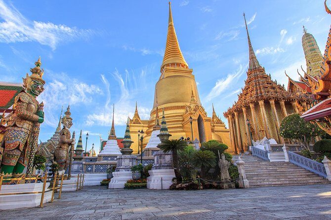 Bangkok's Grand Palace Complex and Wat Phra Kaew Tour - Gems Gallery: a short stop that can feel useful or unnecessary