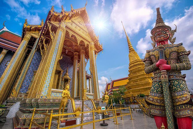 Bangkok's Landmarks Tour : GrandPalace WatTraimit WatPho WatArun - Wat Traimit: The Solid Gold Buddha Stop