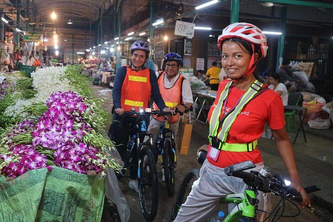 Bike Bangkok at Night with Thai Dinner - Thonburi-style Thai dinner before the temples
