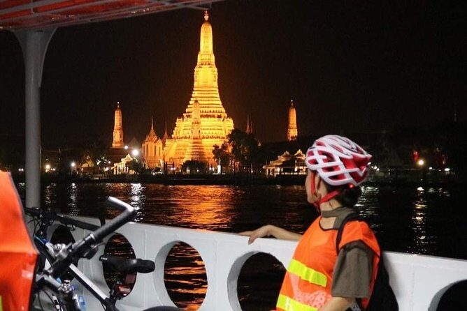 Bike Bangkok at Night with Thai Dinner - Wat Arun at night and the photo-stop rhythm
