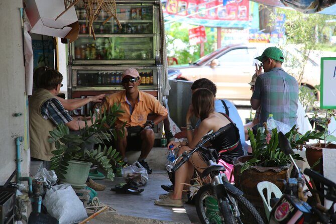 Colors of Damnoen Saduak from Bangkok - Two temples near the river: quiet contrast with market energy