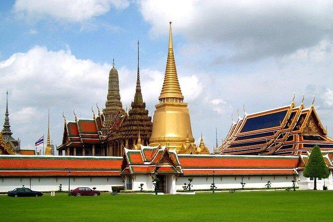Damnern Saduak Floating Market, Grand Palace and Wat Phra Keo Tour from Bangkok - The Damnoen Saduak Floating Market ride: photos, food, and crowd reality
