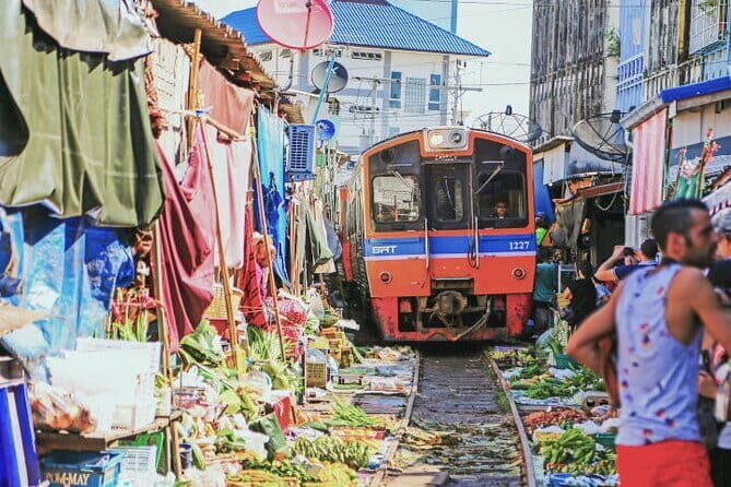 Damnoen Saduak Floating Market & Railway Market Tour from Bangkok - Getting out of Bangkok: the van time you should expect