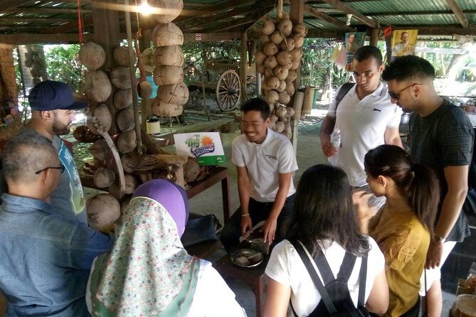 Damnoen Saduak Floating Market Small Group Tour - Group size and guides: why the experience feels smoother with small numbers