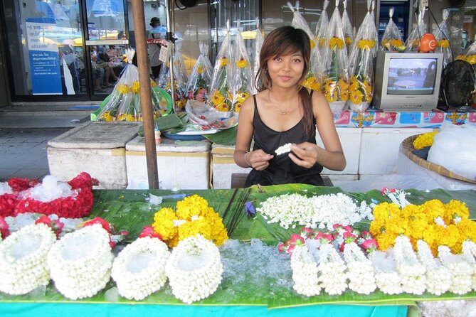 Experience Bangkok at Night with Streetfood Dinner & Foot Massage - Khao San Road without getting stuck there