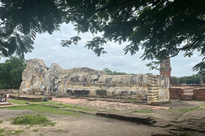 Explore Ancient Ayutthaya Historical Park Day Tour in Bangkok - Wat Mahathat: the Buddha head in tree roots moment
