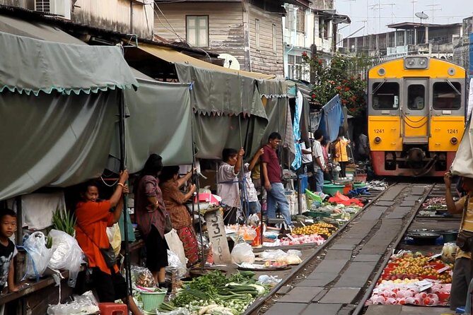 Famous Markets Tour: Maeklong Railway & Damnoen Saduak Floating - Damnoen Saduak Floating Market: Long-Tail Boats and Fast Conversations