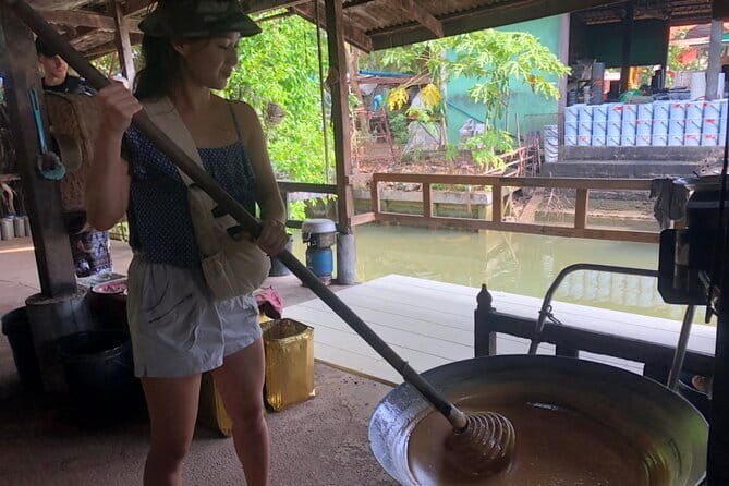 Floating and Railway Markets with Kwan Damnoen Restuarant - Samut Sakhon salt fields: a short stop with a real purpose