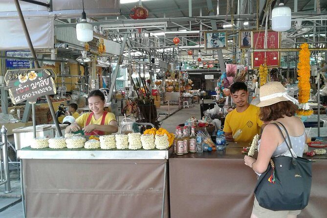 Flower Market & Floral Art: Multilingual Private Tour [EN/others] - Inside Wat Kalayanamit Varamahavihara: Thai-Chinese worship and the Sam Por Kong factor