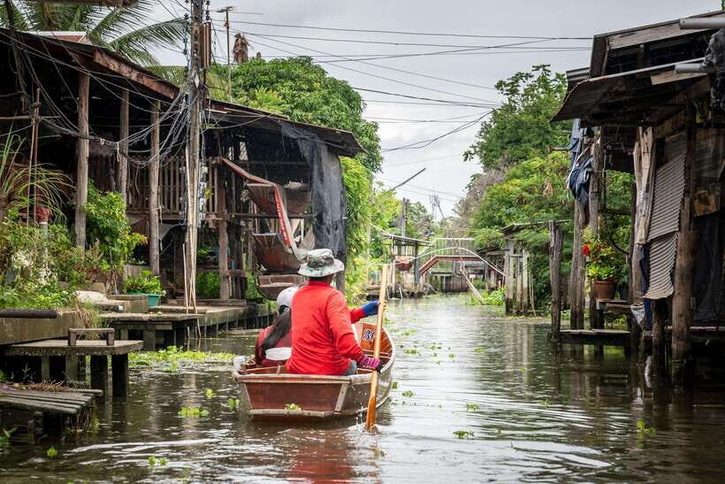 From Bangkok: Railway & Damnoen Saduak Floating Market Tour - Lao Tuk Luck Market: an older-style floating market pause