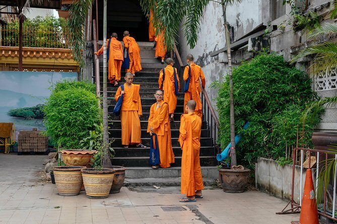 Full Day Bangkok PRIVATE City Tour With Locals - Wat Trimit & Wat Pho tickets - Wat Pho and the reclining Buddha: more than a photo stop
