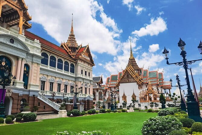 Grand Palace & Wat Phra Kaew Walking Tour with Professional Guide - Two Sights in One Tight 2.5 Hours: What You Actually Do