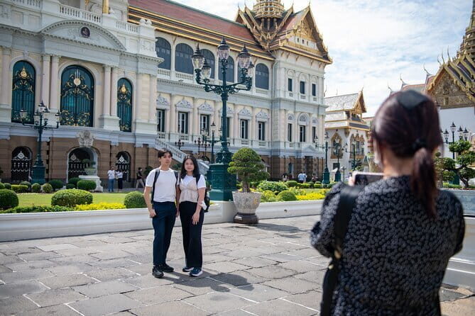 Grand Palace & Wat Phra Kaew Walking Tour with Professional Guide - Wat Phra Kaew and the Emerald Buddha: The Meaning Behind the Statue