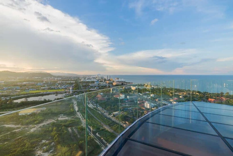 Hua Hin: Vana Nava Sky Bar Rooftop at Holiday Inn - Drinks and bites: what “gourmet” means on this rooftop