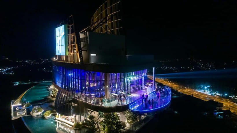 Hua Hin: Vana Nava Sky Bar Rooftop at Holiday Inn - Service and ambiance: the part you’ll notice most