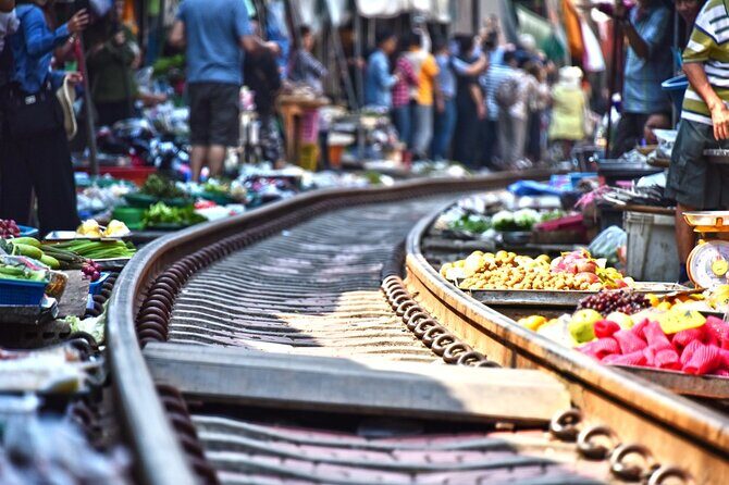 Iconic Markets: Damnoen & Train Market Explore - Damnoen Saduak Floating Market: Umbrellas, Canals, and Real Closures