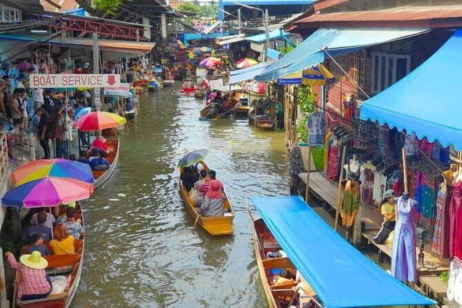 Maeklong Railway and Damnoen Saduak Floating Market Tour - Mae Klong Railway Market (Hoop Rom Market): the umbrella pulldown moment