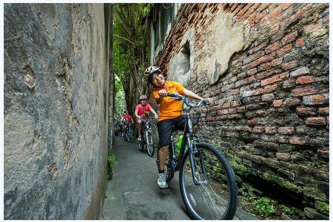 Past and Present Bike Tour of Bangkok - From Old Customs House to Chinatown Alleys
