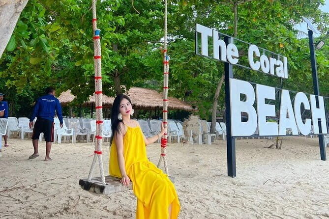 Pattaya Discovery Tour with Floating Market - Stop 3: Pattaya Floating Market and the Local-Lake Setting