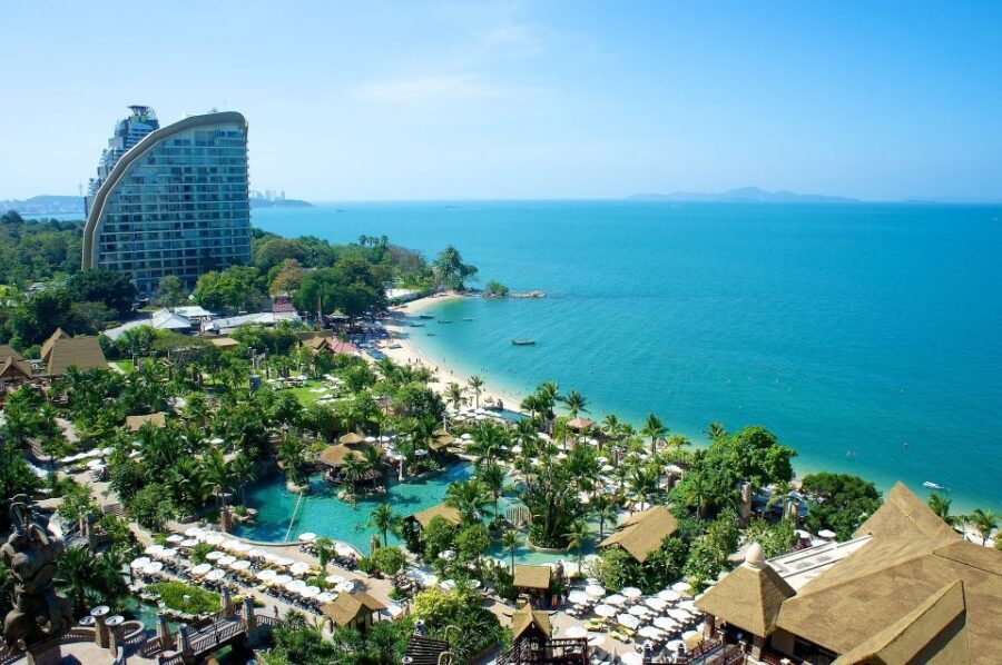Pattaya: Private Customizeable City Highlights Tour & Driver - Beach time at Jomtien and the easy road to lunch