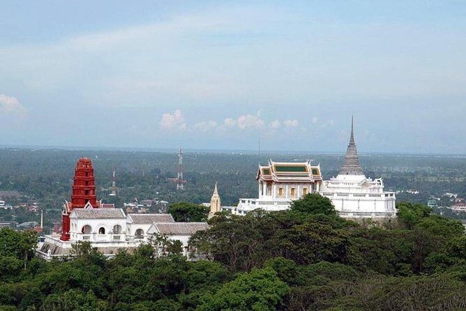 Petchaburi's Historic Palaces and Ancient Temples - Private Tour from Hua Hin - Wat Mahathat Worawihan: the 42-meter prang you can’t ignore