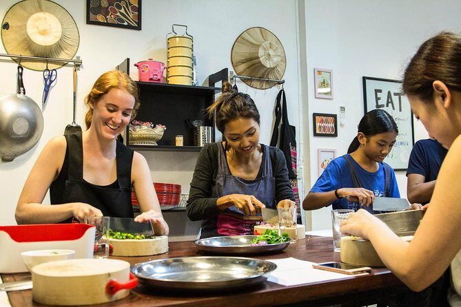 Pink Chili - Thai Cooking Class and Market Tour in Bangkok - Group size and pacing: why 10 people or less changes the whole experience