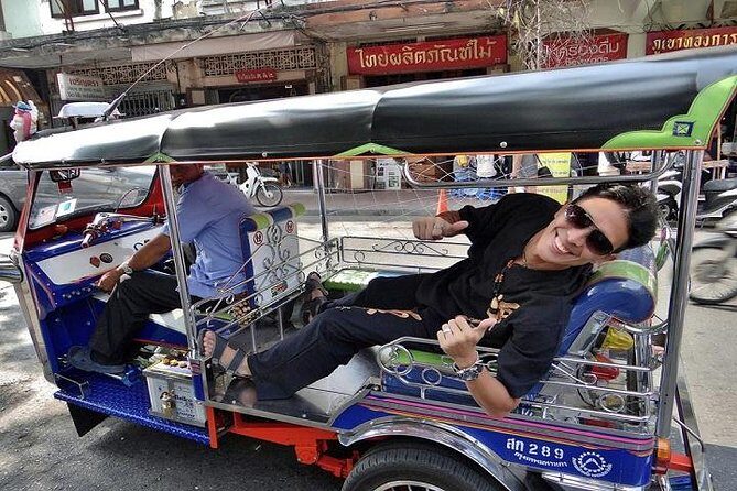 Private Bangkok Night Tour by Tuk Tuk with Dinner - Sao Chingcha (Giant Swing): A Quick Start With Big Visual Impact
