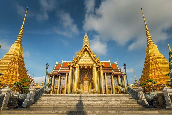 Private Bangkok Three Temples and Grand Palace Tour - Wat Pho and the 45-meter Reclining Buddha: Buddhism you can see