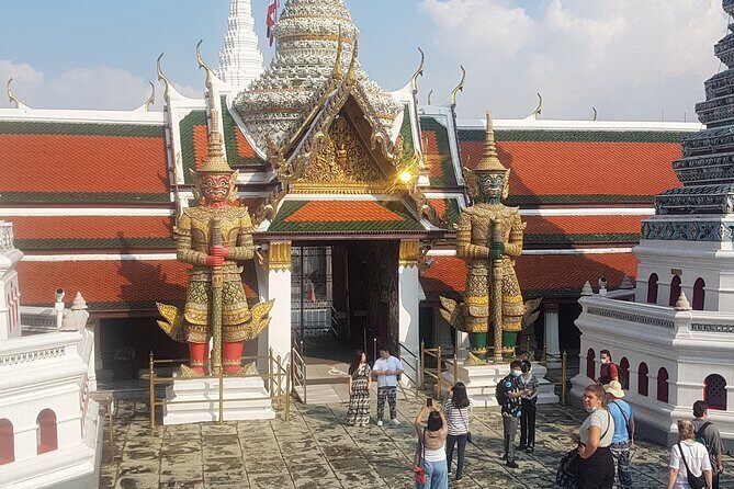 Private German-speaking tour: Bangkok's main attractions - Stop 1: Wat Phra Kaew and the Emerald Buddha in the Royal Palace Complex
