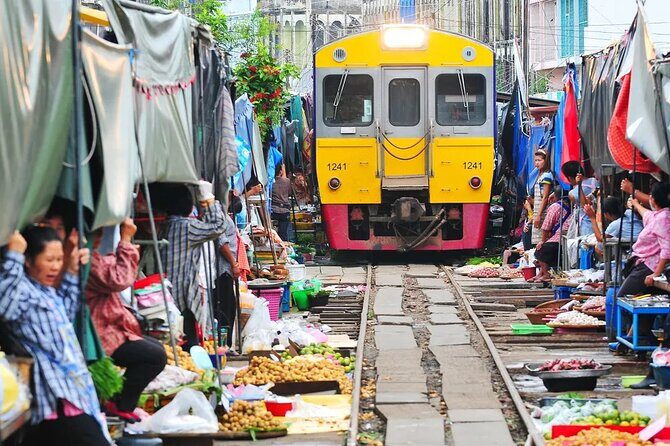 Private Guided Tour to Train Market and Damnoensaduak Floating Market - The private guide factor: why it matters at these markets