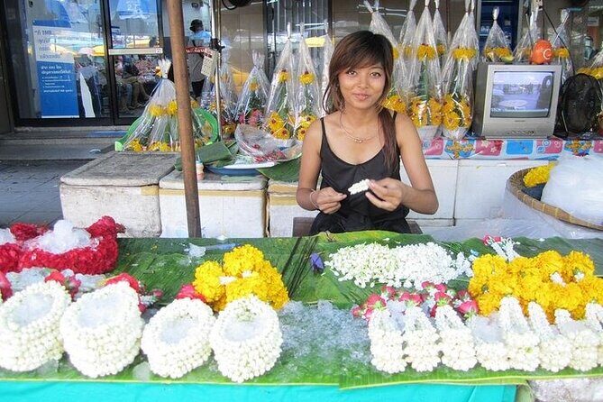Private Three Temples Bangkok City Tour - China Town, Phahurat, and Pak Khlong flower market: quick local scenes