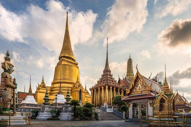 Private Tour: Bangkok Temples and Grand Palace - Wat Traimit: the solid-gold Buddha story (and the gold itself)