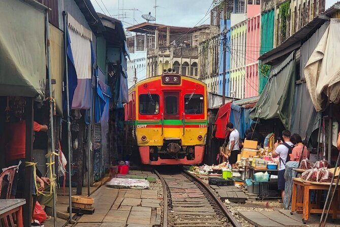 Private Tour to Railway Market and Damnoen Saduak Floating Market - How the Maeklong Railway Market moment really works