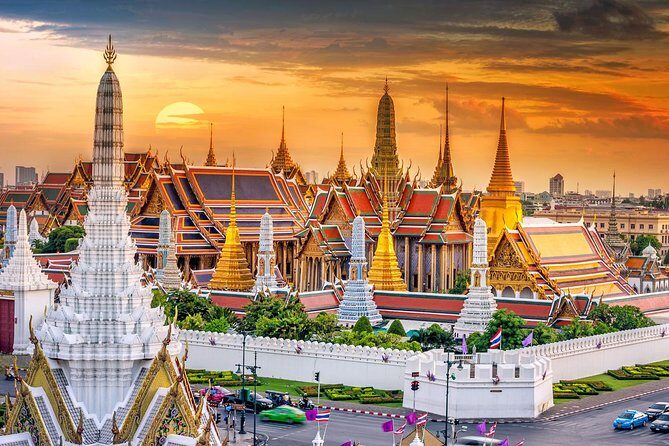 Royal Grand Palace and Bangkok Temples: Half Day Tour - Stop 3: Wat Pho’s Reclining Buddha and the Hall of Images