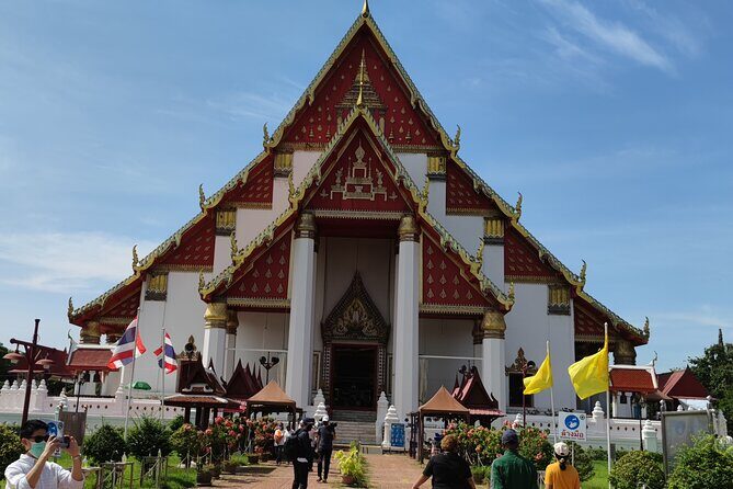 Small Group Tour to Ayutthaya Temples from Bangkok with Lunch - Stop 3: Wat Mahathat and the Buddha head in Bodhi roots