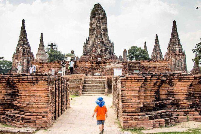 Sunset Sail, Glittering Tempels at Afternoon Ayutthaya Tours - Chao Phrom Market: a snack box plus a real pause