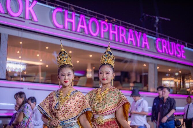 The Newest Luxury 5 Star Bangkok Chaophraya Dinner Cruise - The service and the boarding experience: what to expect