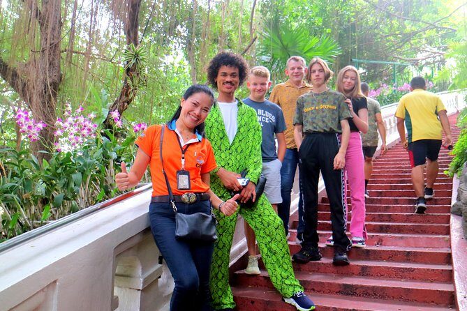 Tuk Tuk Bangkok Private Tour: WW2 Pad Thai, 360-Viewpoint, Chinatown (Pickup) - Sao Chingcha (Giant Swing): quick stop, great photo angles